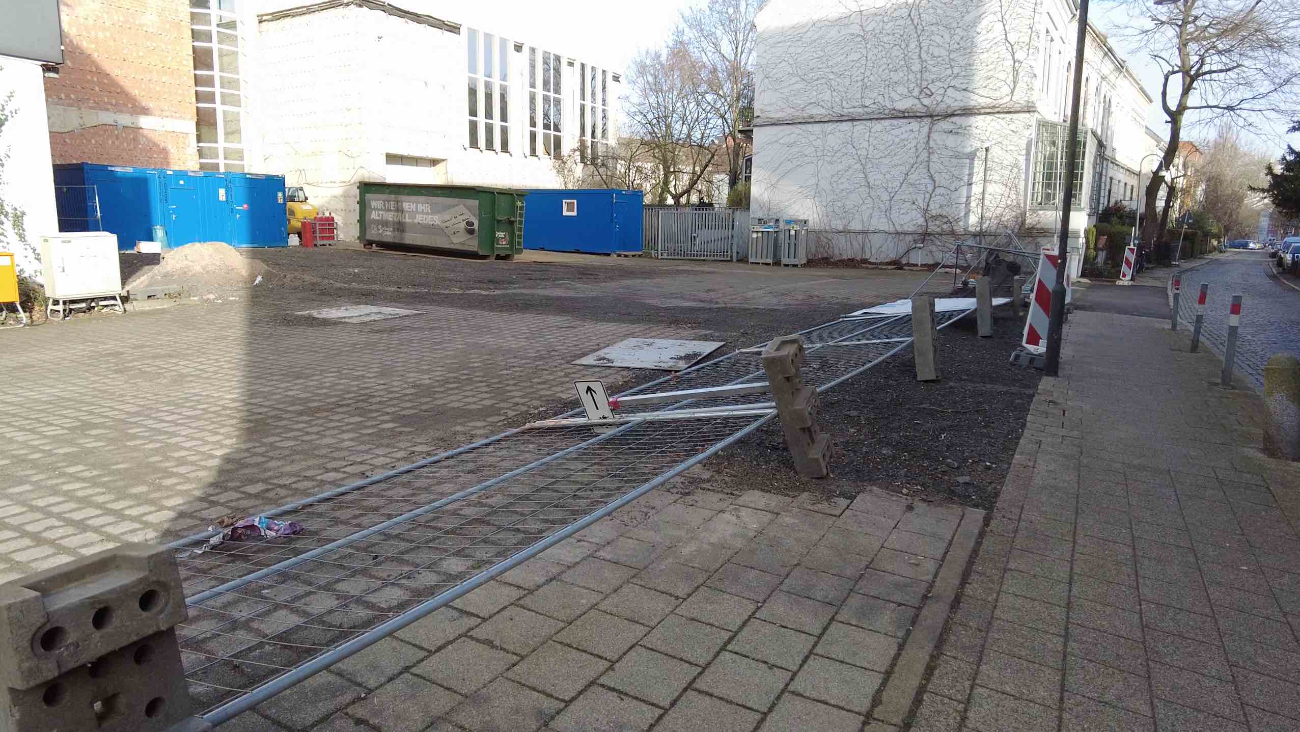 The photo was taken on January 12, 2022 at Salvador Allende Street and shows the aftermath of the storm that toppled the fences protecting the building at 29 Kohlhöker Street